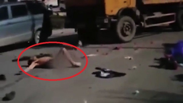 Hình ảnh chàng trai khỏa thân lăn lộn trên đường được cắt ra từ đoạn video.