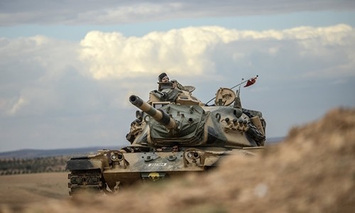 Một xe tăng quân đội Thổ Nhĩ Kỳ ở khu vực gần biên giới với Syria. Ảnh: AFP 