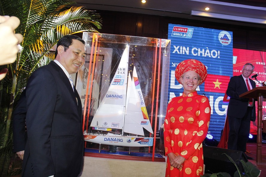 Chủ tịch UBND thành phố Đà Nẵng và thuyền trưởng đội Đà Nẵng-Việt Nam Wendy Tuck bên mô hình thuyền buồm được BTC trao tặng. Ảnh: Thanh Trần.