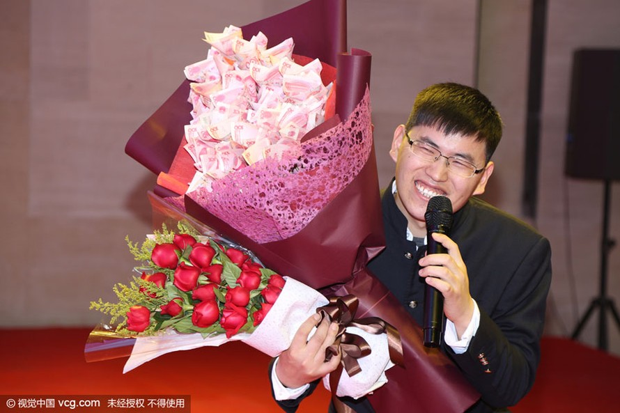 Đại gia Ma Juncao ôm một bó hoa hồng đỏ thăm và một bó "hoa đồng tiền" chuẩn bị cầu hôn bạn gái.