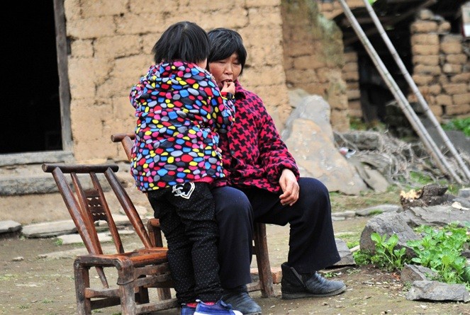 Nhiều người đã không kìm được nước mắt sau khi giới truyền thông Trung Quốc đăng tải câu chuyện về một bé gái 7 tuổi phải làm đủ mọi việc trong gia đình và một mình chăm sóc ông bà già yếu. 