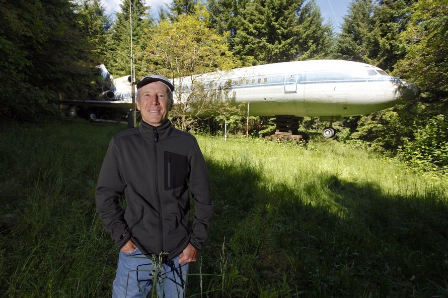 Thay vì xây nhà đất như nhiều người, Bruce Campbell – một kĩ sư về hưu 65 tuổi người Mỹ lại quyết định làm nhà trên một nền tảng kì lạ hơn: thân máy bay cũ. 