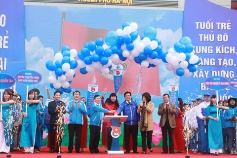 Các đồng chí đại biểu, lãnh đạo cùng nhấn chuông khởi động chính thức Tháng Thanh niên 2016.