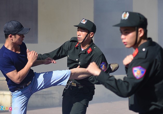 Sinh viên Học viện Cảnh sát Nhân dân biểu diễn võ thuật tại lễ khai giảng năm học mới 2015 - 2016. Ảnh: Lê Hiếu/Zing