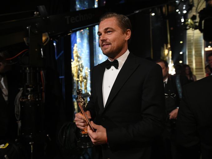 Leo Dicaprio cuối cùng cũng nhận được tượng vàng Oscar sau nhiều năm chờ đợi.