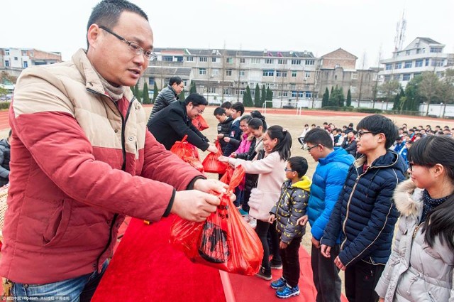 Thịt lợn sống là món quà đặc biệt mà trường cấp 2 Shiqiaotou ở Chiết Giang (Trung Quốc) tặng cho 45 học sinh có thành tích học tập xuất sắc trong lễ khen thưởng diễn ra hôm thứ 6 (26/2) vừa qua, theo tờ Shanghaiist.