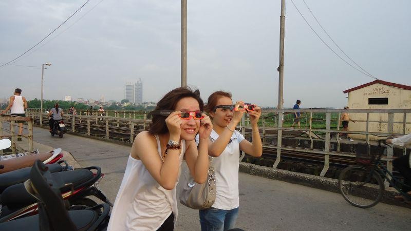 Các bạn trẻ quan sát nhật thực ngày 21/5/2012 tại cầu Long Biên. Ảnh: hội thiên văn học trẻ Việt Nam.