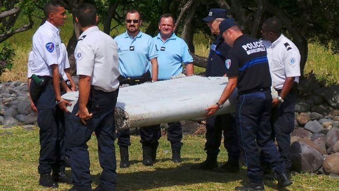 Mảnh vỡ cánh máy bay MH370 được tìm thấy tại hòn đảo Reunion hồi tháng 7 năm ngoái.