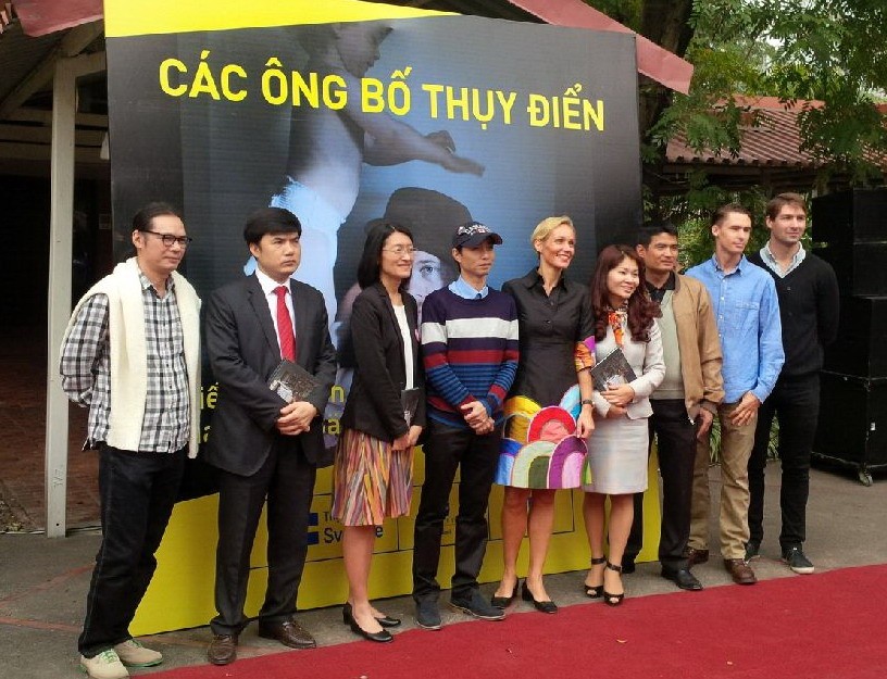 Đại sứ Thụy Điển Mellander cùng các thành viên BGK và các khách mời tại buổi lễ khai mạc triển lãm. Ảnh: Việt Hùng