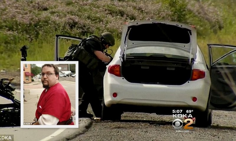 Cảnh sát lục soát xe của Stein (áo đỏ).