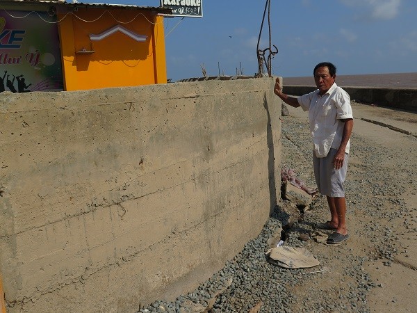 2. Đoạn kè biển bị sạt lở, bức tường mới vừa dựng lên để bảo vệ hơn 100 hộ dân vừa gánh chịu ngập sâu trong nước biển.