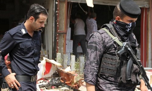 Cảnh sát Iraq điều tra tại hiện trường vụ đánh bom.