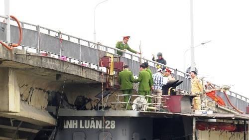 Cầu An Thái bị tàu thủy đâm hỏng một dầm tại khoang thông thuyền vào đêm 6/3. Ảnh: Giang Chinh.