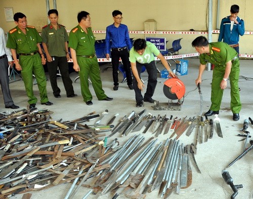 Nhiều loại vũ khí, hàng nóng của các nhóm tội phạm bị thu giữ trong năm 2015. Ảnh: Thái Hà/vnExpress