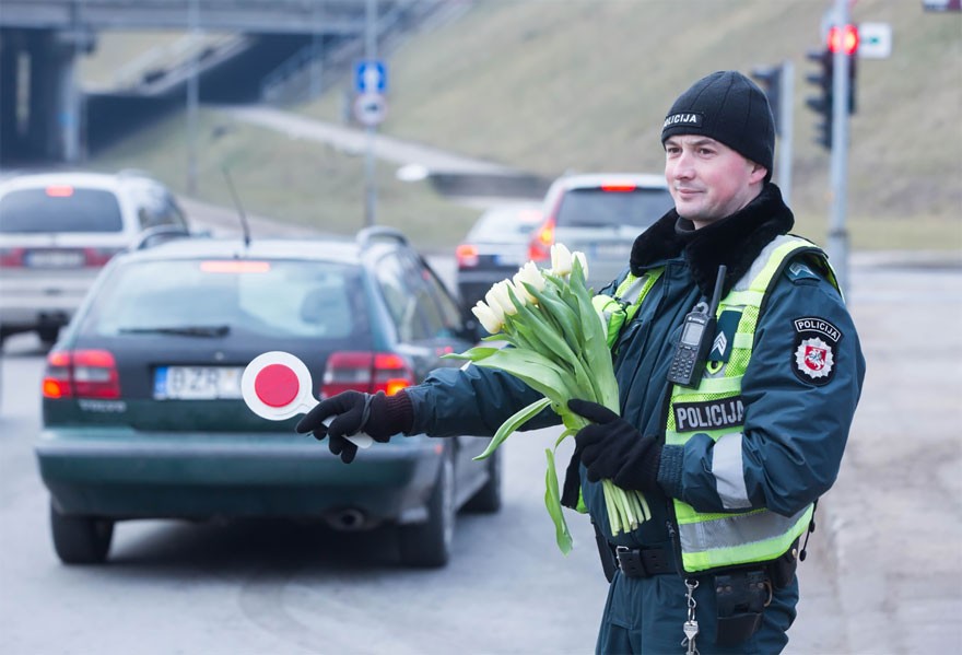 Hôm qua, 8/3, rất nhiều phụ nữ tại CH Litva khi đang tham gia giao thông bằng xe hơi đã bất ngờ bị cảnh sát chặn xe, yêu cầu tấp vào lề đường. 