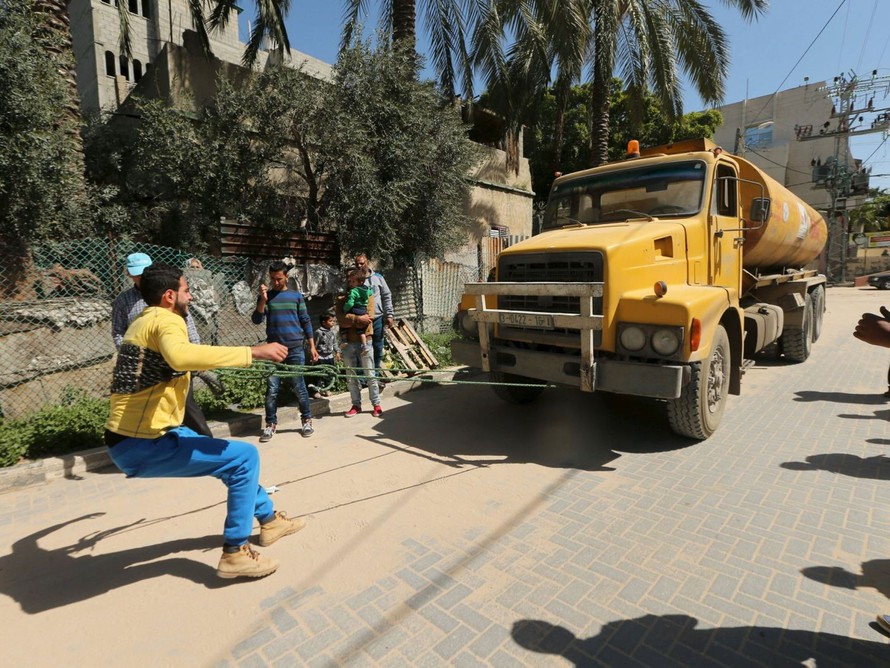 ‘Siêu nhân dải Gaza’ dùng răng kéo xe 15 tấn đi băng băng