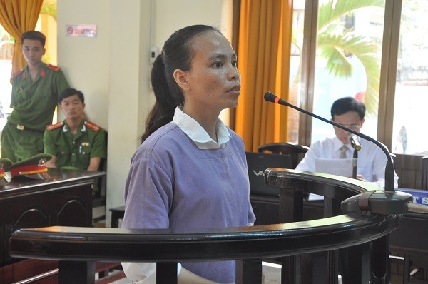 Bị cáo Mai Thị Tuyết Linh tại tòa