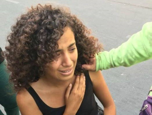 Nữ du khách người Ai Cập khóc nức nở sau khi bị cướp giật tài sản. Ảnh Facebook