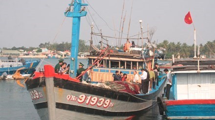 Tàu cá QNa 91939 trở về đất liền sau chuyến biển kinh hoàng, bị cướp sạch. Ảnh: Nguyễn Thành