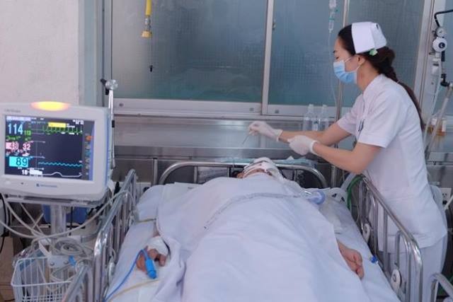 Ảnh bệnh nhân nữ 39 tuổi bị té ngã sau khi bị cướp đang điều trị tại Bệnh viện Chợ Rẫy với tiên lượng tử vong. Ảnh: Quốc Ngọc