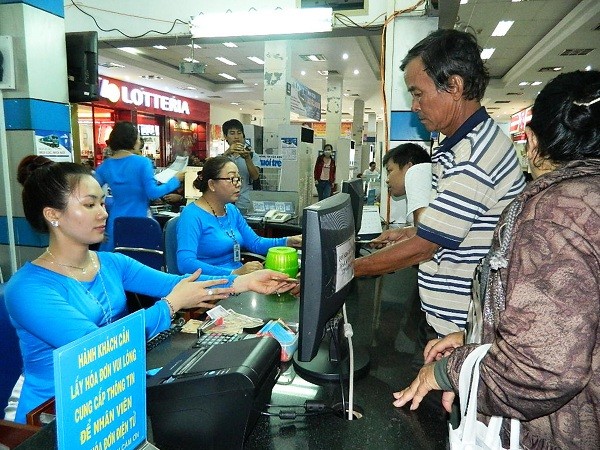 Hành khách mua vé tại ga Sài Gòn.