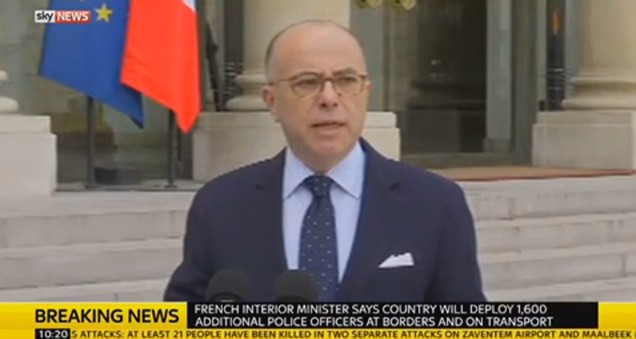 Bộ trưởng Nội vụ Pháp Bernard Cazeneuve vừa đưa ra thông báo mới nhất trên sóng truyền hình. Ảnh chụp màn hình