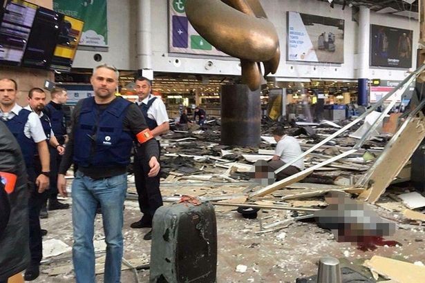 Hiện trường vụ đánh bom ở sân bay Brussels. Ảnh: Mirror/Vantage News