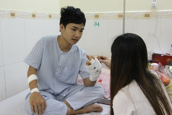 Anh Nguyễn Đăng Sang bị chém đứt lìa ngón tay đã được nối lại, bức xúc kể lại vụ việc. Ảnh: Đào Phan.