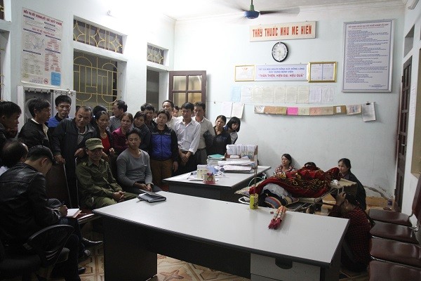 Người nhà nạn nhân bức xúc vây kín khoa Lây – Bệnh viện Đa khoa huyện Quỳnh Lưu.