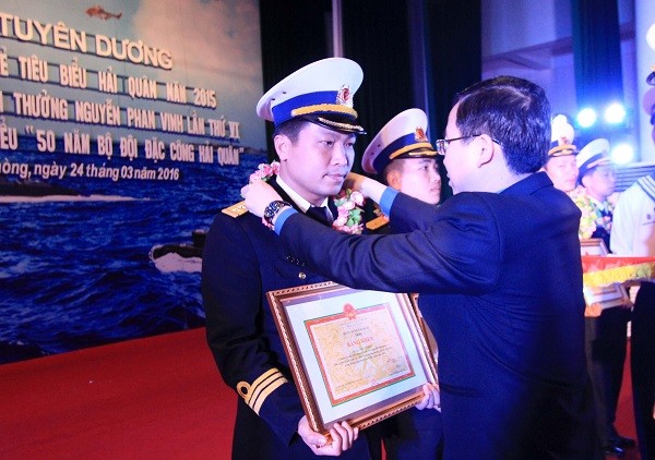 Phó đô đốc Đinh Gia Thật, Chính ủy Quân chủng Hải quân và anh Đặng Quốc Toàn, Bí thư Trung ương Đoàn trao thưởng cho 10 gương mặt trẻ tiêu biểu Hải quân năm 2015