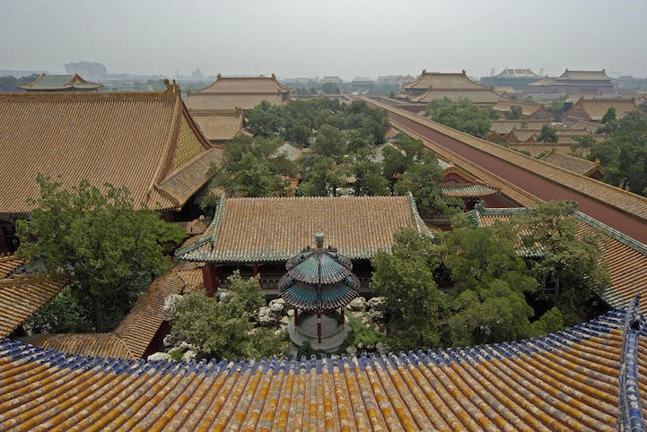 Năm 1924, khi Phổ Nghi - vị Hoàng đế cuối cùng của Trung Hoa chạy khỏi Tử Cấm Thành (Bắc Kinh, Trung Quốc) thì những cánh cửa nơi đây cũng đồng thời bị đóng lại, trong đó có cánh cửa dẫn vào khu vườn Càn Long. 