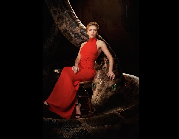Scarlett Johansson khoe vẻ quý phái bên... mãng xà khổng lồ