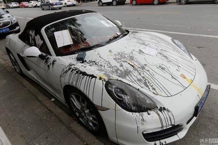 Chiếc Porsche bị ném đầy trứng và mực
