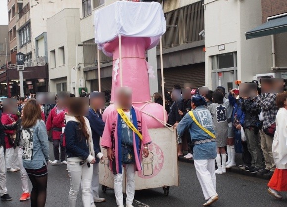 Người Nhật Bản nô nức rước ‘của quý’ khổng lồ trên phố