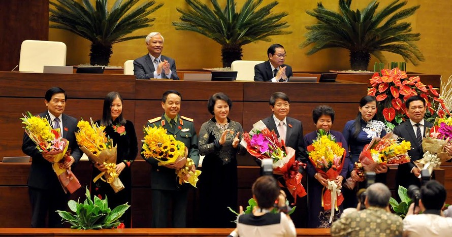 Chủ tịch QH Nguyễn Thị Kim Ngân chúc mừng tân Tổng kiểm toán Nhà nước (ngoài cùng bên phải) và các tân chủ nhiệm UB của QH. Ảnh: Hoàng Long/VietNamNet