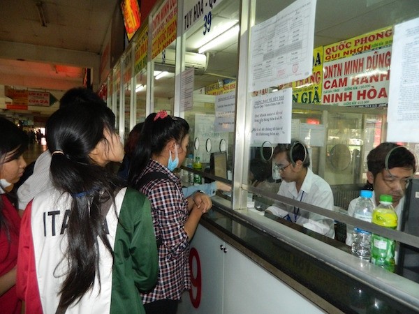 Hành khách mua vé tại bến xe Miền Đông