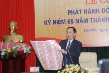 Phó Thống đốc Đào Minh Tú giới thiệu tiền lưu niệm. Ảnh: VOV