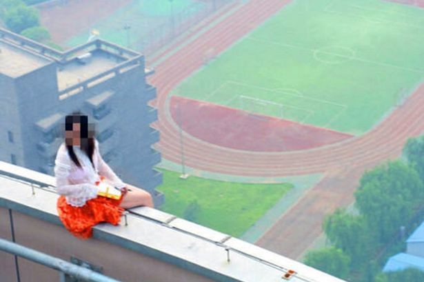 Cô gái 21 tuổi ngồi vắt vẻo trên lan can đòi tự tử.