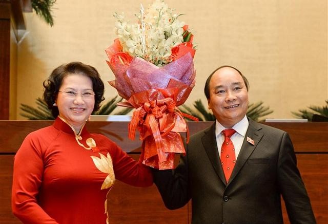 Chủ tịch Quốc hội Nguyễn Thị Kim Ngân tặng hoa tân Thủ tướng Chính phủ Nguyễn Xuân Phúc.