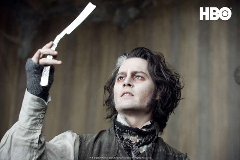 Nam diễn viên Johnny Depp trong vai tên thợ cắt tóc thù đời chuyên giết người bằng dao lam Sweeney Todd.