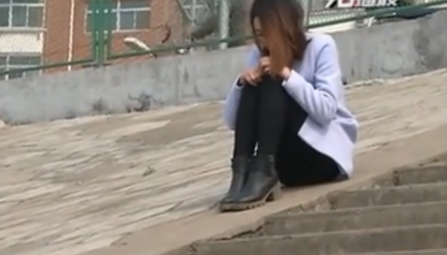 Xiao Yun ngồi khóc bên bờ sông đòi tự tử.