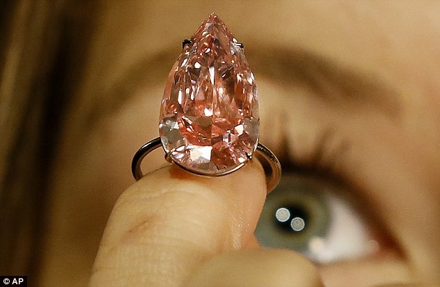 Viên kim cương hình giọt lệ này được đặt tên là “Unique Pink” (“Màu hồng độc đáo”), năng 15,38 carat và được coi là viên kim cương hình giọt lệ màu hồng lớn nhất trên thế giới.