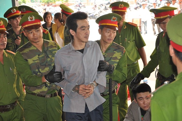 Lực lượng chức năng áp giải Đỗ Thanh Sơn (tức Tuấn Em)