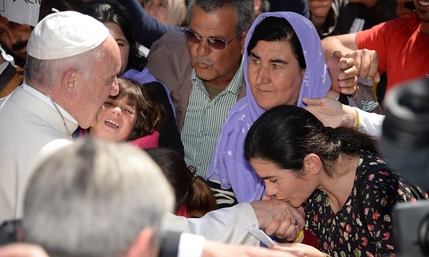 Một người di cư hôn lên tay giáo hoàng khi người tới thăm đảo Lesbos, Hy Lạp. (Ảnh: AFP)