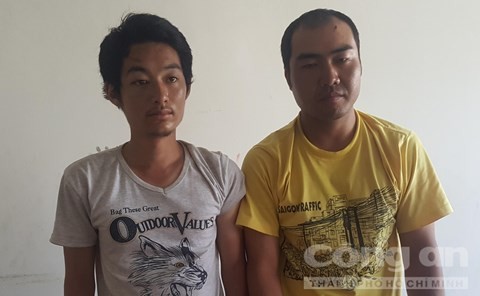 Hai đối tượng người Trung Quốc bị công an bắt giữ - Ảnh: Người dân cung cấp