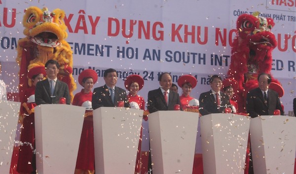 Thủ tướng Nguyễn Xuân Phúc cùng lãnh đạo địa phương nhấn nút khởi công dự án.