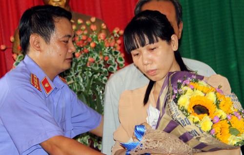 Bà Ngọc thờ ơ trước bó hoa xin lỗi của VKSND huyện Nhơn Trạch. Ảnh: Phước Tuấn/VnExpress 