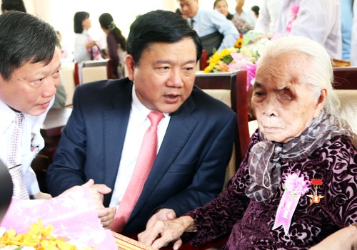Ông Đinh La Thăng thăm hỏi mẹ Việt Nam anh hùng Võ Thị Mượt. Ảnh: Trung Sơn