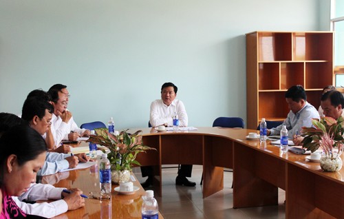 Bí thư Thành ủy TP HCM Đinh La Thăng làm việc với lãnh đạo huyện Củ Chi và lãnh đạo các sở, ngành về dự án bệnh viện Củ Chi. Ảnh: T.N