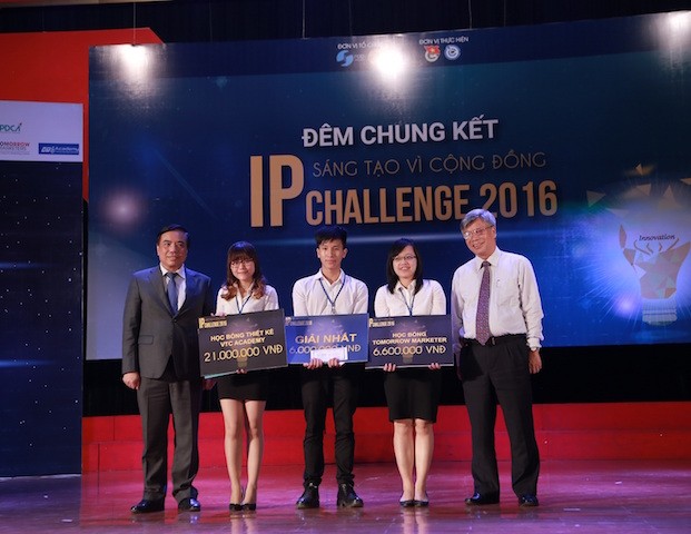 Đội SIA giành giải với đề án đổi mới bộ nhận diện cho một nhà sản xuất ô mai nổi tiếng Hà thành.
